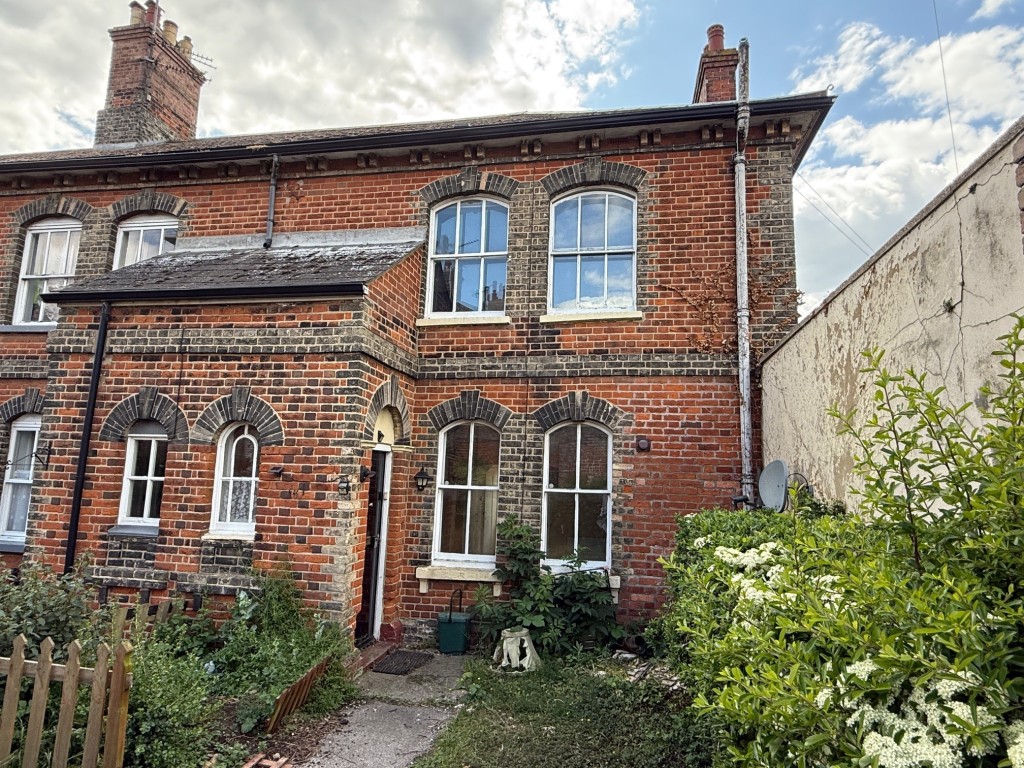Lot: 110 - THREE-BEDROOM END-TERRACE COTTAGE FOR IMPROVEMENT - Front elevation of the former coastguard cottage in Harwich